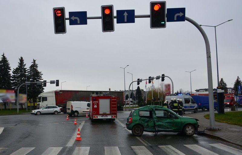 Dwie osoby ucierpiały w zderzeniu osobówki z ciężarowym manem