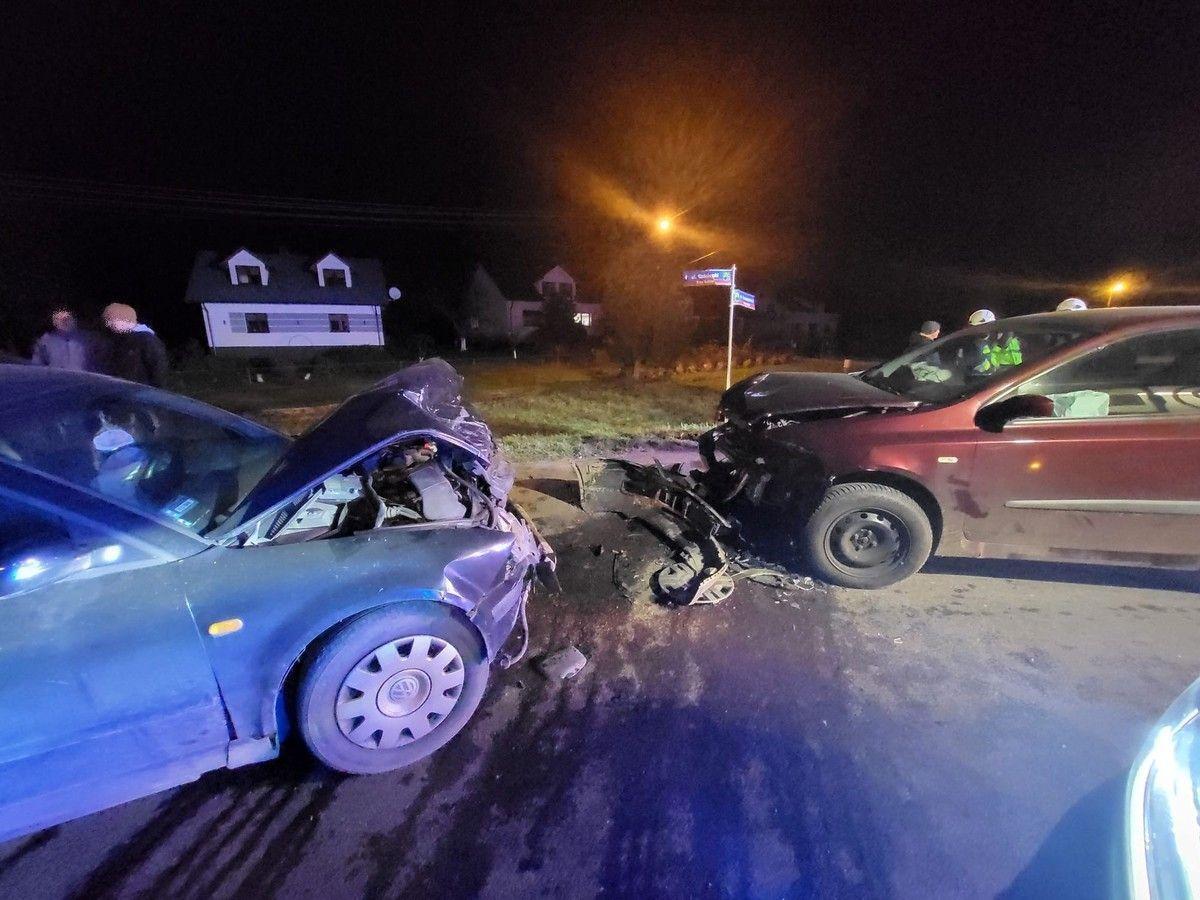 Stary Dzików: zderzenie 2 aut przez nieprawidłowy manewr