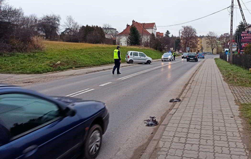 72-letni kierujący oplem zjechał z drogi i uderzył w skarpę