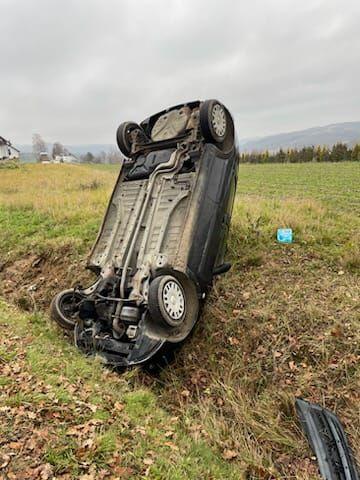 19-letni kierowca citroena zjechał z drogi i dachował