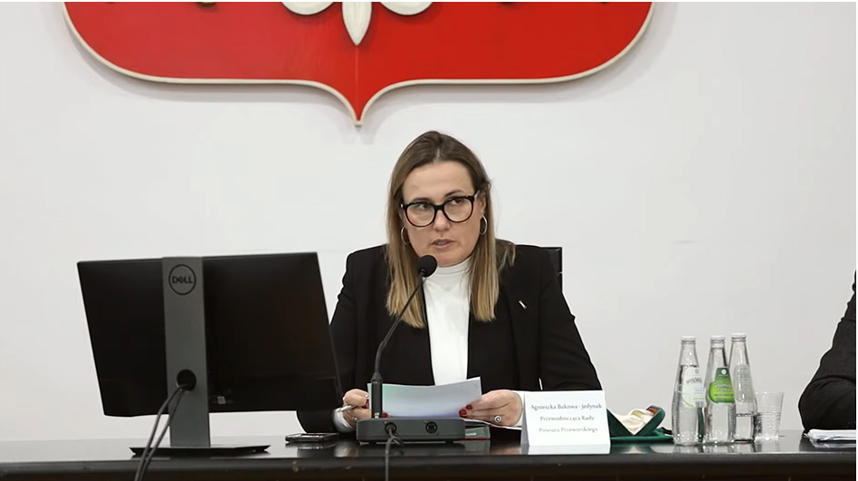 Pielęgniarki i położne oczekują podwyżek. Nadzwyczajna sesja rady powiatu