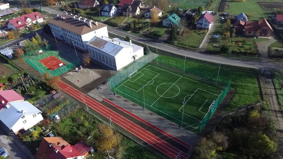 Kompleks boisk otwarty! Na murawie rywalizowali samorządowcy, rodzice i uczniowie