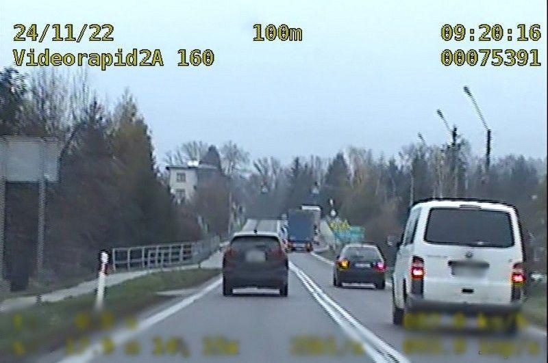 56 punków karnych i 3500 złotych mandatu dla 26-letniego pirata drogowego
