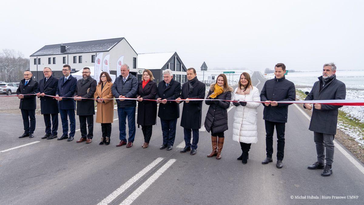 Nieco ponad 7 km w 4 lata. Odcinek drogi 881 uroczyście otwarty