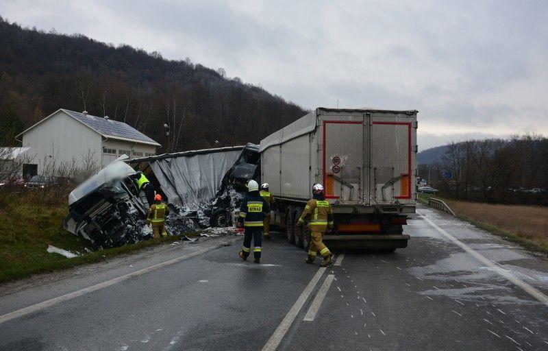Zderzenie dwóch ciężarówek w Lipowicy. Obaj kierowcy w szpitalu [ZDJĘCIA]