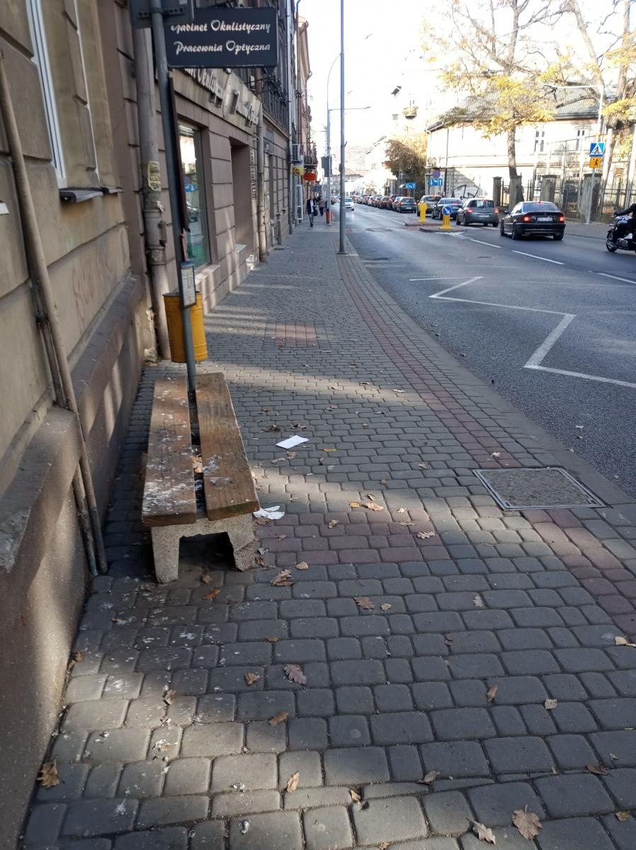 Ławka przy przystanku na ul. Słowackiego w Przemyślu wciąż zapaskudzona