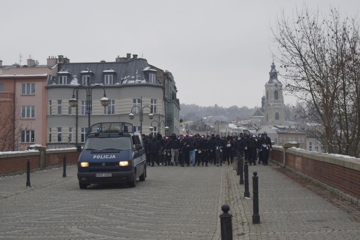 Bilans derbów w Przemyślu: dwóch policjantów z obrażeniami, wnioski do sądu, połamane ławki