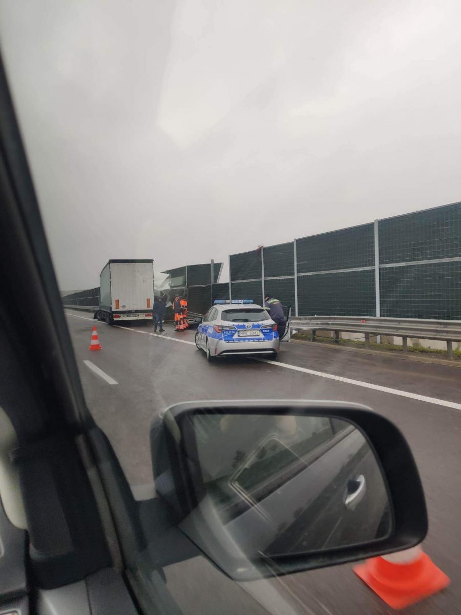 Ciężarówka się rozbiła na A4 między Jarosławiem a Przemyślem. Wielogodzinne utrudnienia