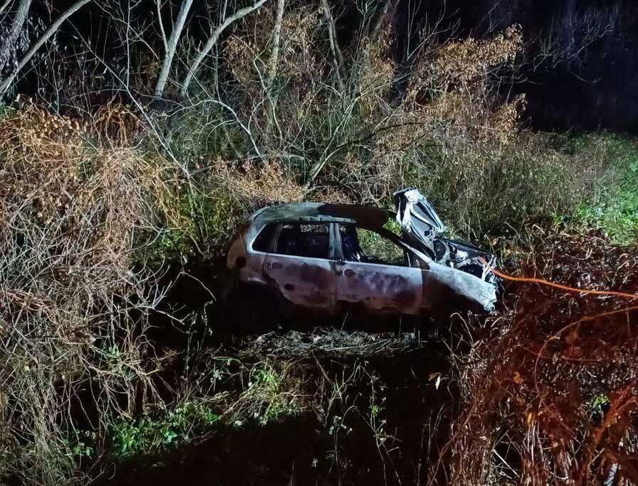 18-latka jechała za szybko. Volkswagen wypadł z drogi i spłonął [ZDJĘCIA]