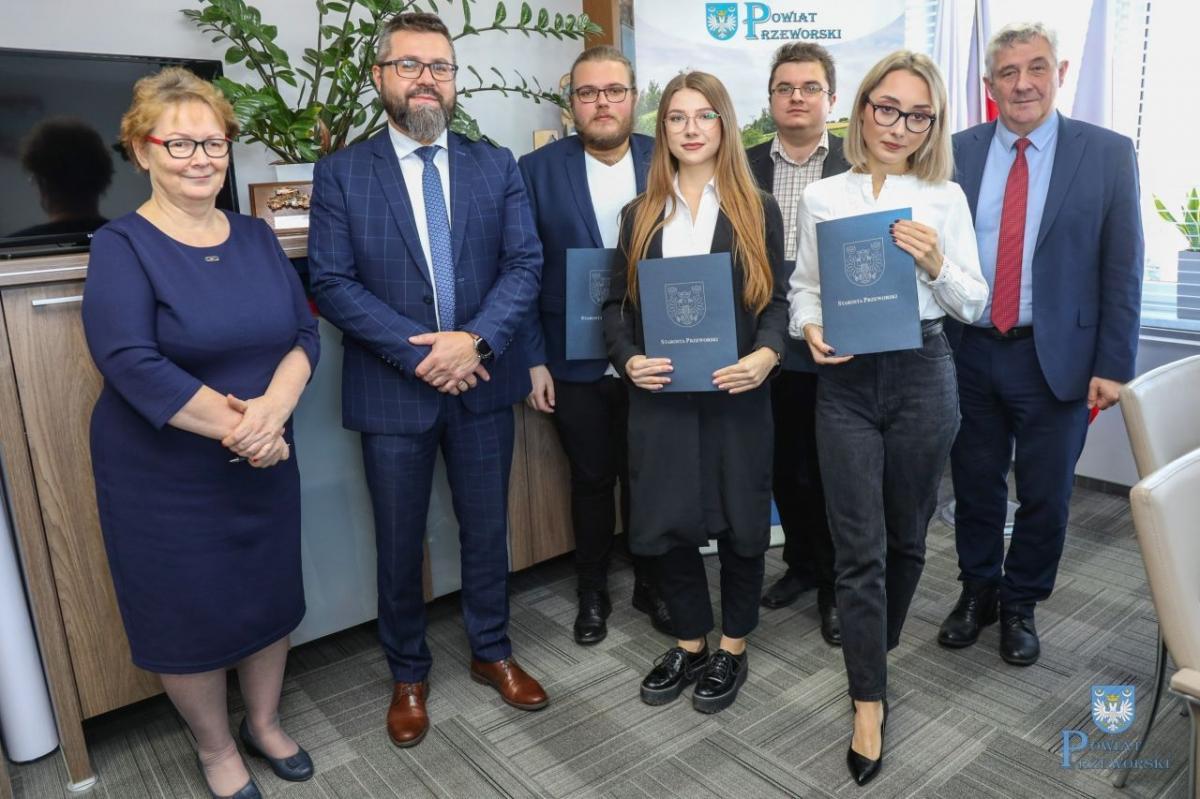 Kolejnych 5 stypendiów dla medyków. Młodzi lekarze potrzebni w szpitalu