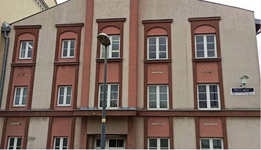 Kolejna szkoła „mierzy się” ze smogiem. Czujnik jakości powietrza zawisł na SP1 w Jarosławiu
