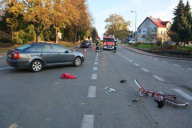 Zderzenie skody z rowerem. Cyklistka z poważnymi obrażeniami trafiła do szpitala