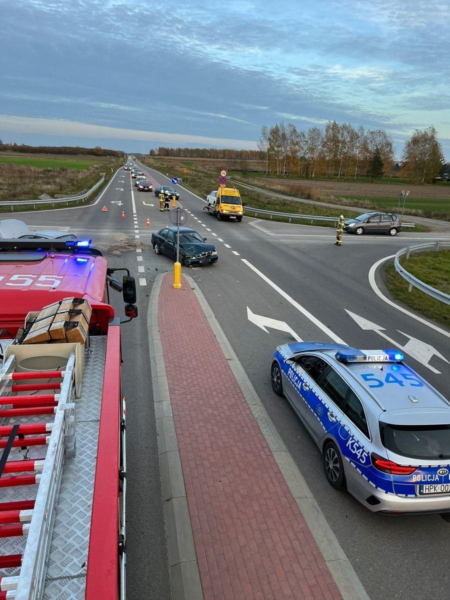 Zderzenie aut na skrzyżowaniu. 3 osoby w szpitalu [ZDJĘCIA]