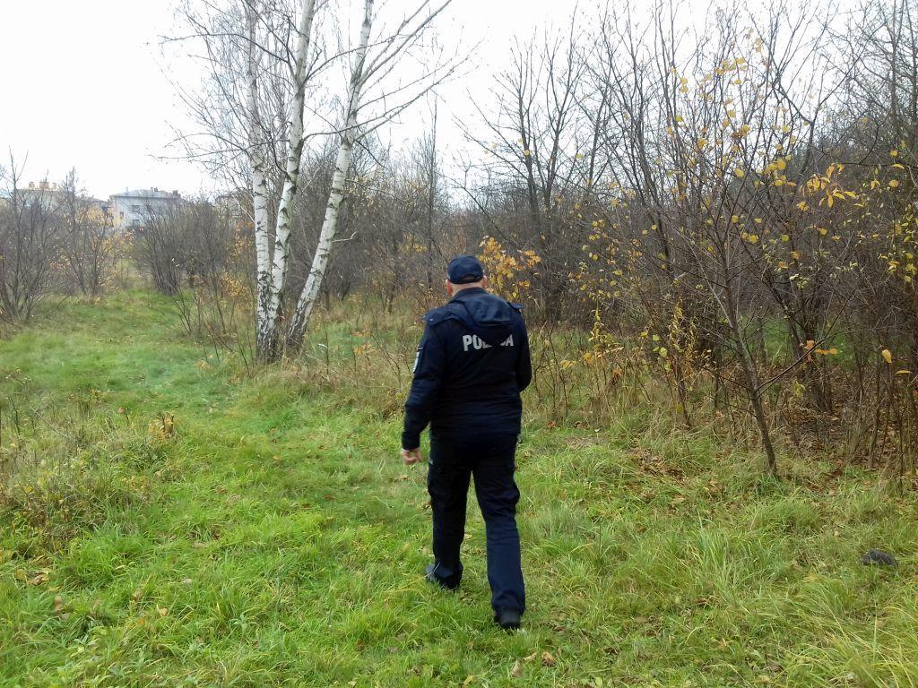 2 godziny poszukiwano 8-latki. Wystraszone i zziębnięte dziecko znaleziono w zaroślach