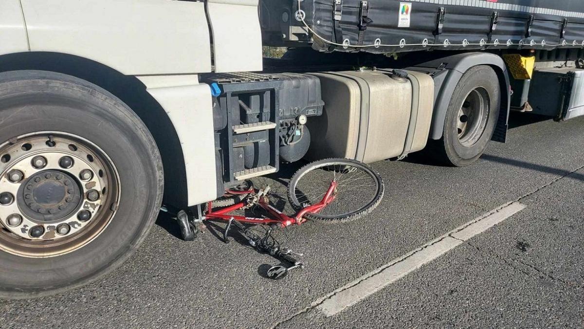 Śmiertelny wypadek w Radymnie. Tir potrącił rowerzystę [ZDJĘCIA]