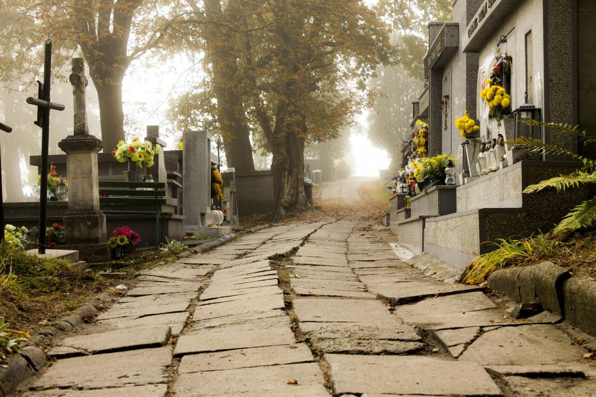 W ferworze święta zmarłych pamiętajmy o własnym bezpieczeństwie 