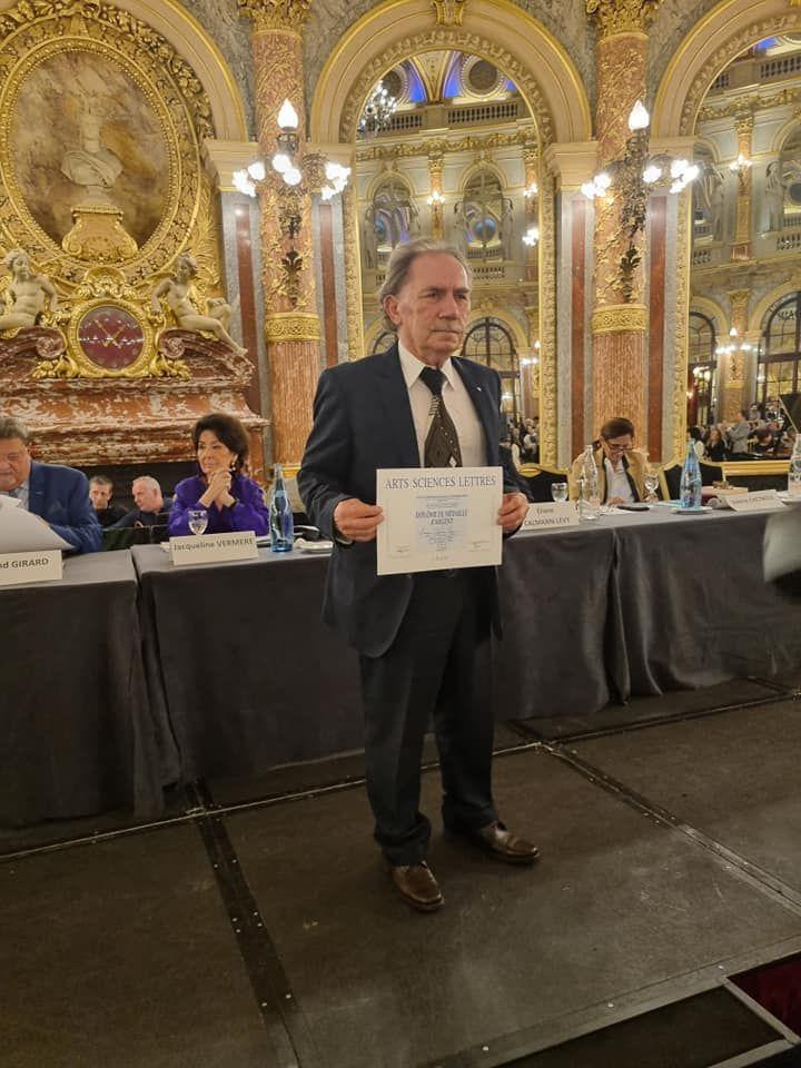 Jerzy Plucha odebrał w Paryżu srebrny medal za działalność na polu sztuki