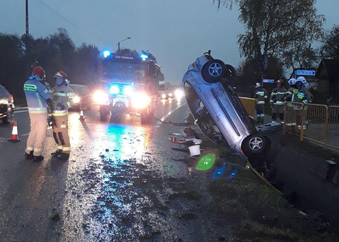 Stracił panowanie nad autem i wjechał do rowu. Auto się zatrzymało... w pionie