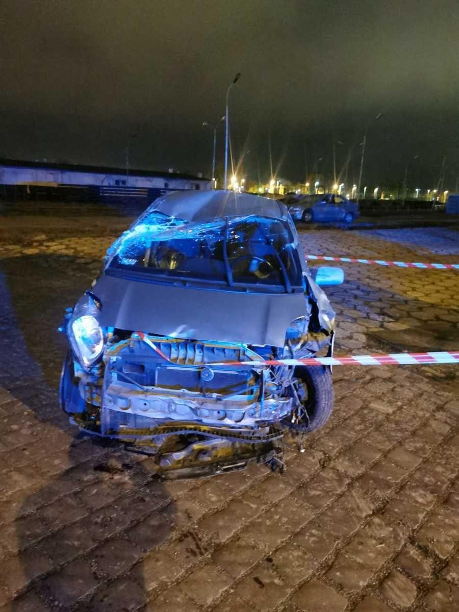 Skrzyżowanie Mickiewicza z Konarskiego: jechała za szybko, zahaczyła autem o barierki i dachowała