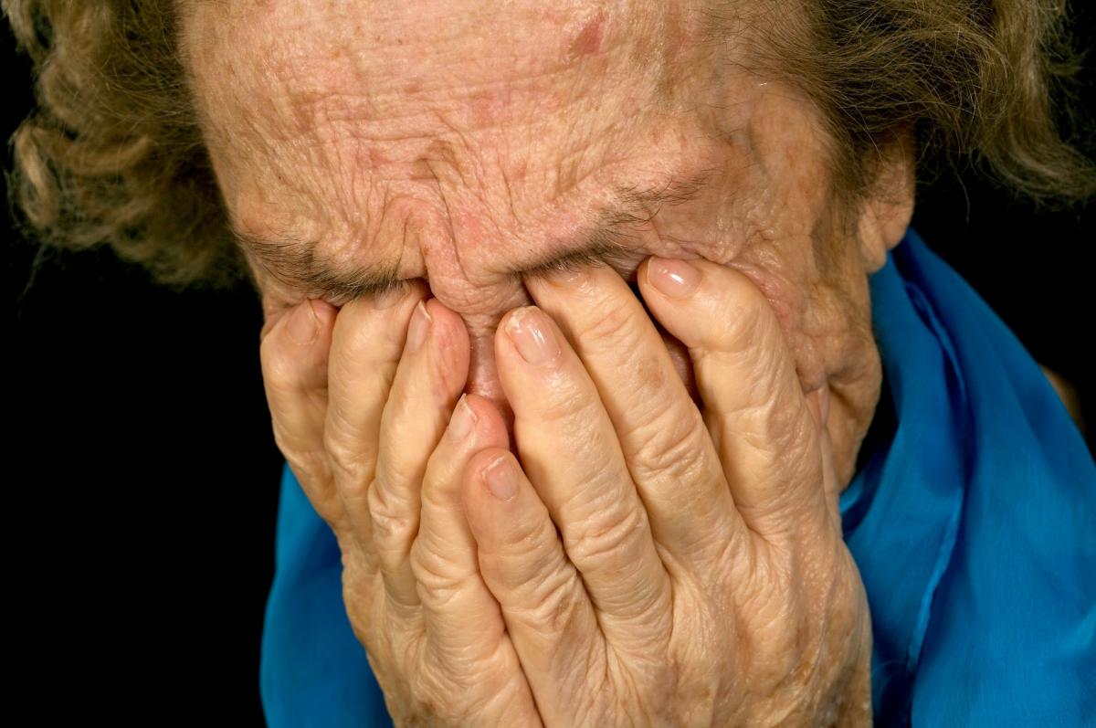 Wypadek, ciężarna, dziecko zmarło... Bezwzględni oszuści atakują! 94-latek chciał pomóc synowi, stracił 75 tys. zł