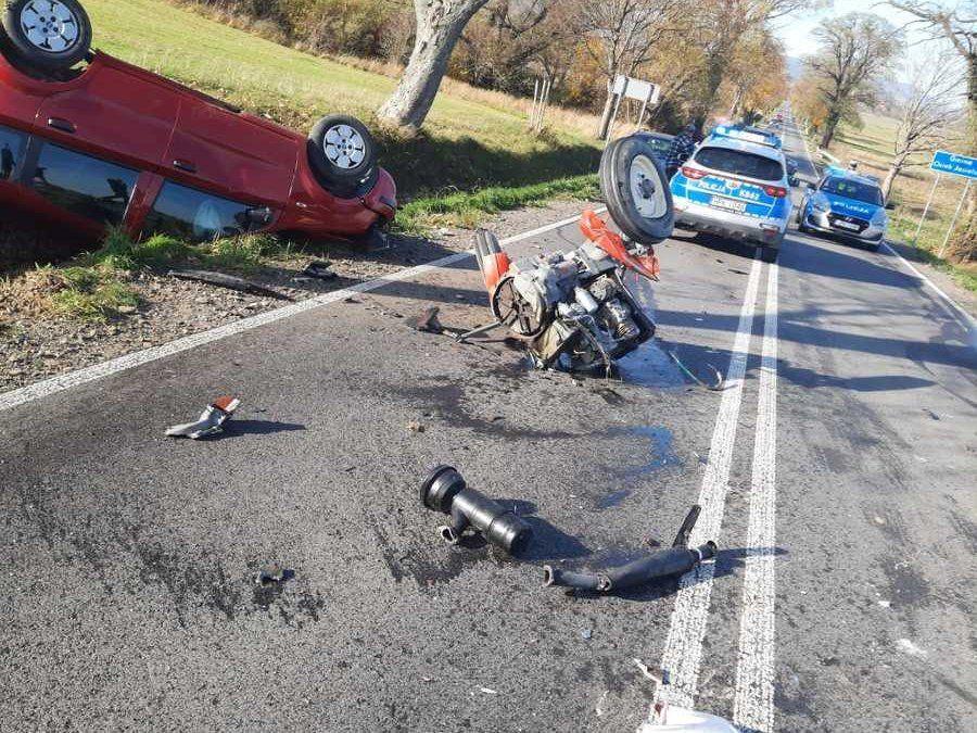 Zderzył się z ciągnikiem i dachował. Traktor rozpadł się na 2 części [ZDJĘCIA]