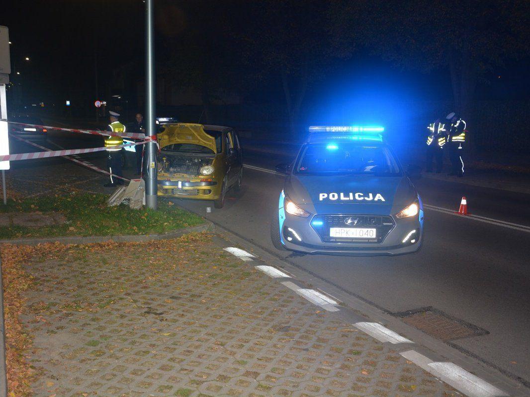 17-latek uciekał przed policją kradzionym matizem. Brawurową jazdę zakończył na latarni