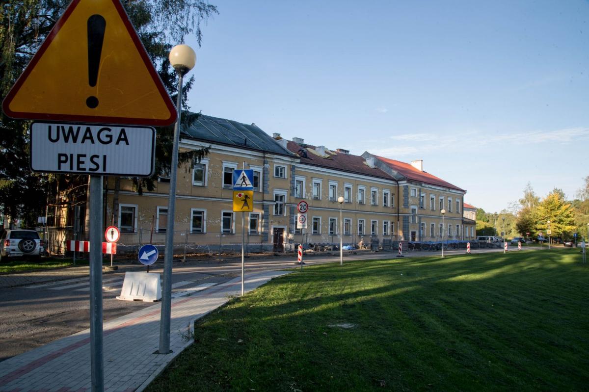Remont zabytkowego budynku przy ul. Lwowskiej w Radymnie. Sztandarowe przedsięwzięcie miasta nabiera kolorów
