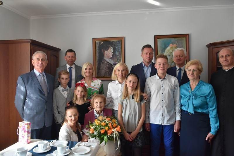 Chwile uśmiechu i łzy wzruszenia. Pani Janina świętowała 100. urodziny [ZDJĘCIA]