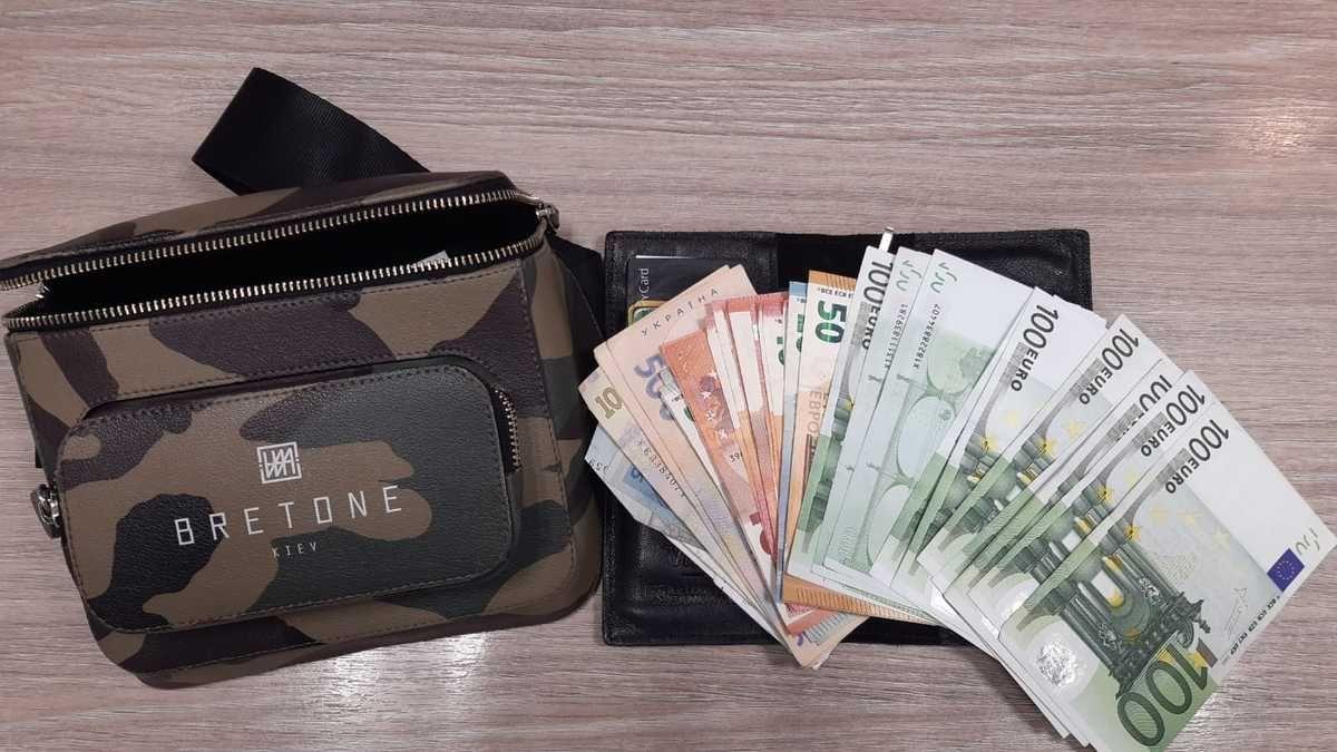 Znalazła saszetkę, a w niej: 2000 euro i ponad 1000 hrywien. Przekazała ją policji