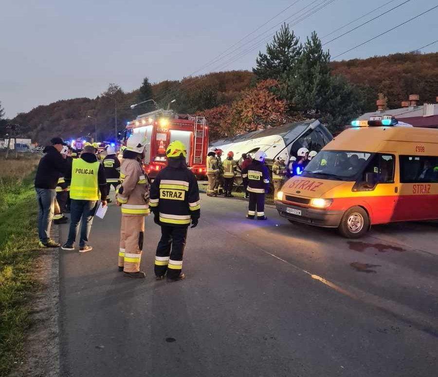 Wypadek autokaru. 7 osób trafiło do szpitala [ZDJĘCIA]