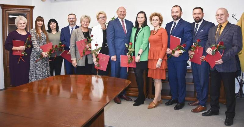 Dobrze wykonane zadanie. Wójt uhonorował dyrektorów przeworskich szkół