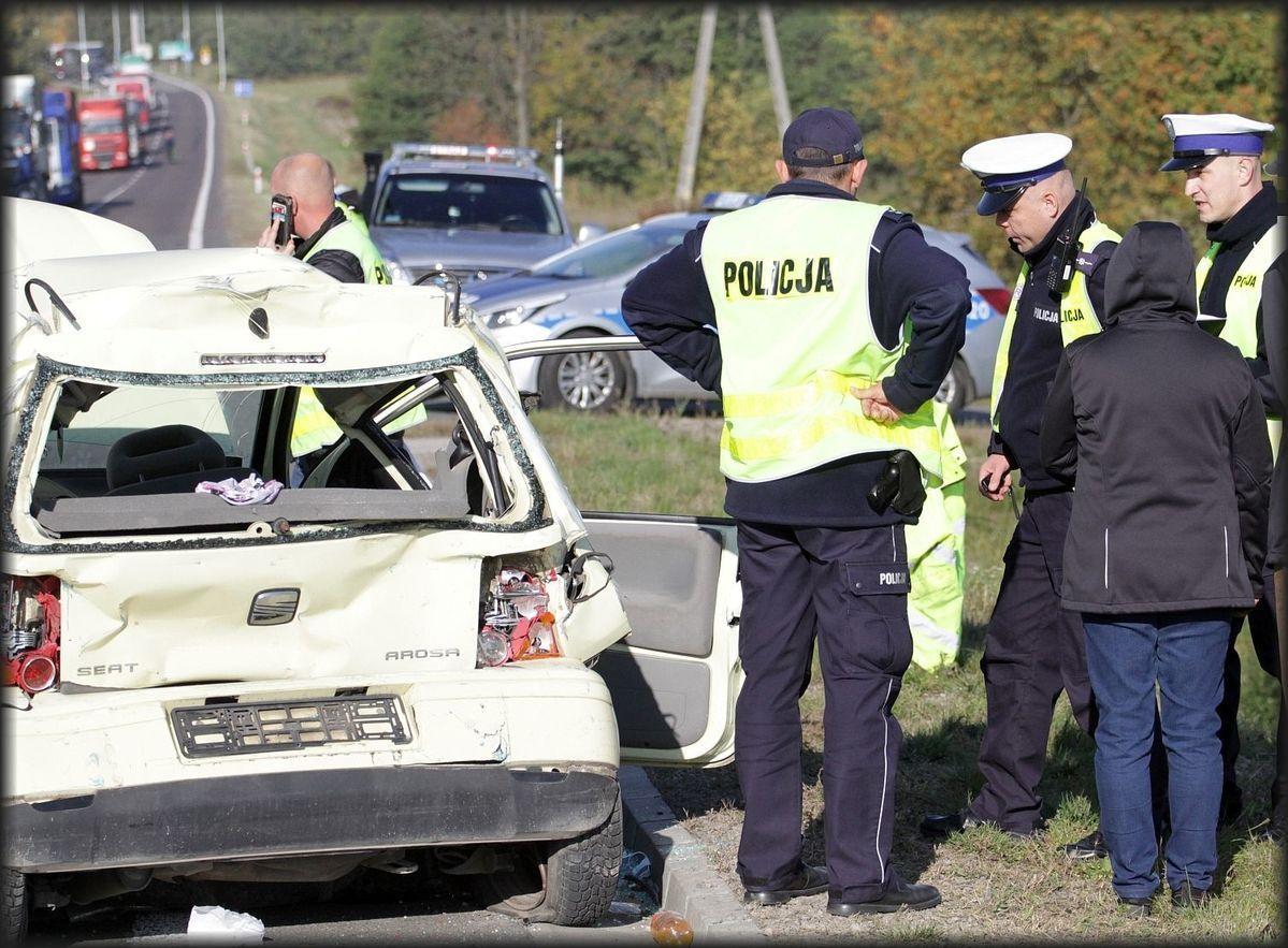 Zablokowana DK 9. Zderzenie ciężarówki z seatem. Troje poszkodowanych