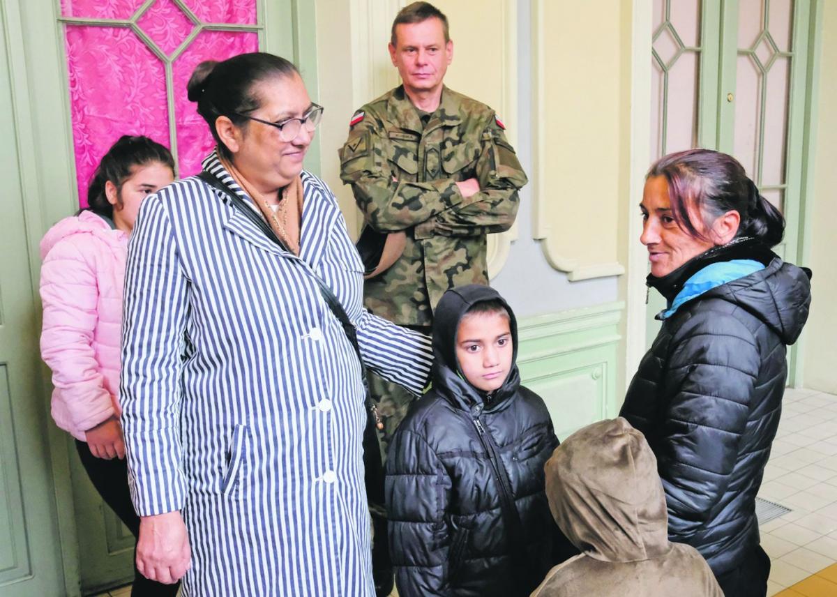 Kłopoty z Romami. Może jak zobaczą Romkę, dadzą sobie wytłumaczyć, że dłużej nie mogą żyć na dworcu