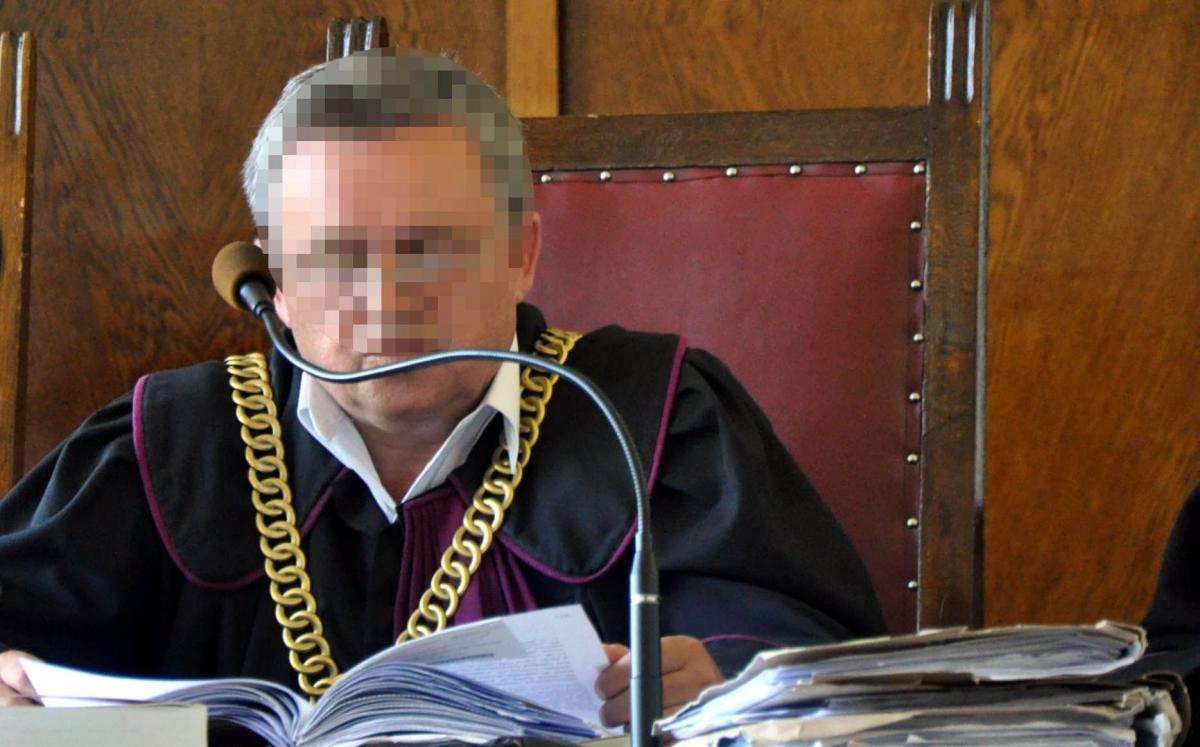 Wręczający w więzieniu, przyjmujący „cieszy się” wolnością!