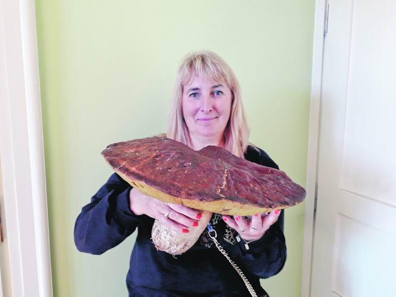 Pani Joanna prezentuje swoje trofeum. Megagrzyb waży 2080 g