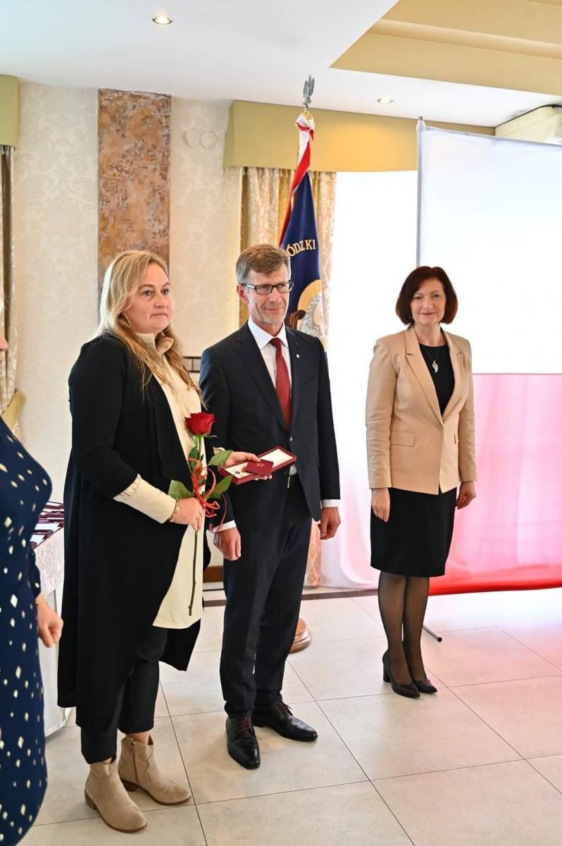 Doktor Jan Hołówka z Krzyżem Kawalerskim. Po ponad dwóch latach po śmierci