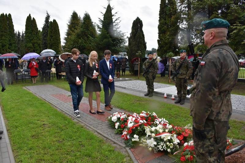 Odnowione groby żołnierskie uroczyście poświęcone [ZDJĘCIA]