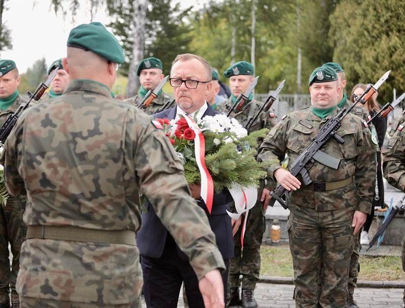 Pamiętają o bohaterskich lotnikach [ZDJĘCIA]