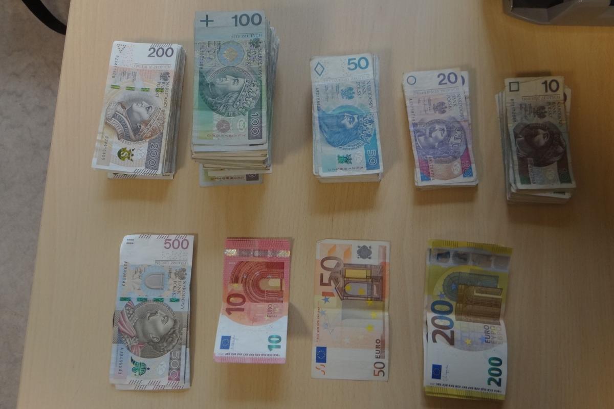 Chciał przewieźć nielegalnie ponad 78 tys. zł