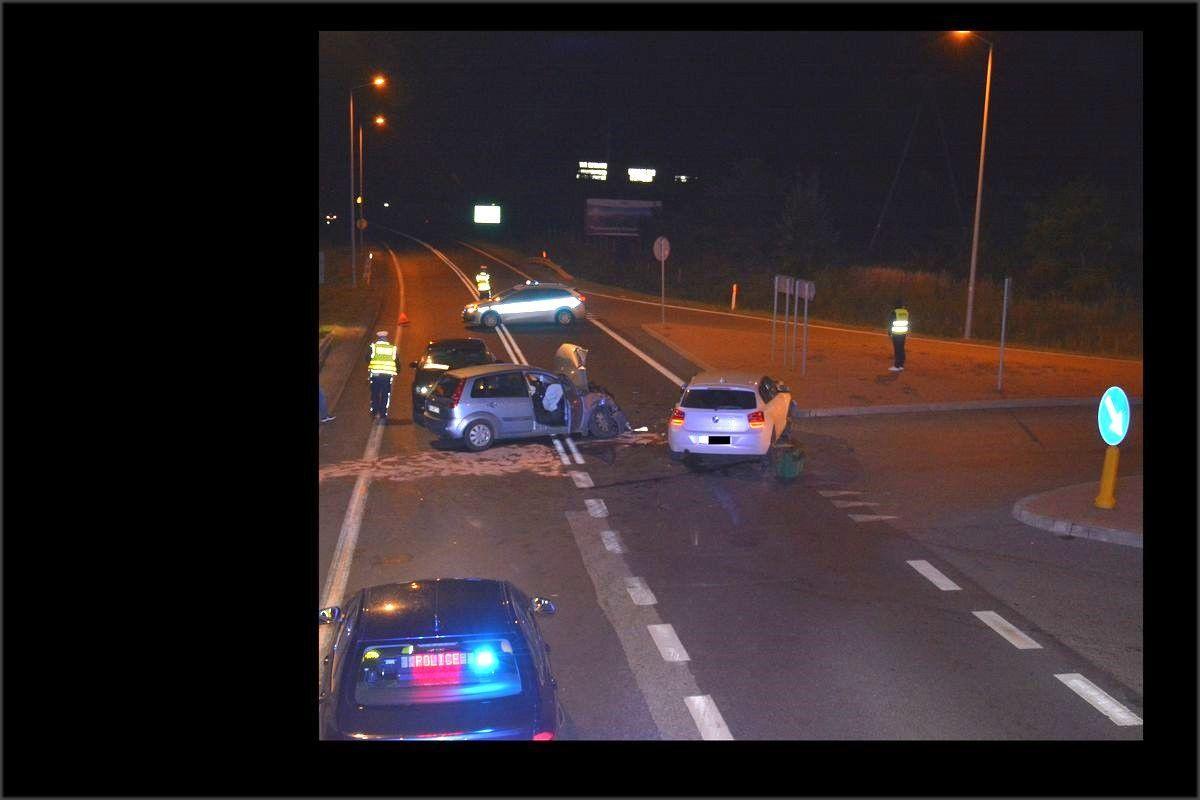 Zderzenie bmw, audi i forda. Dwie osoby trafiły do szpitala