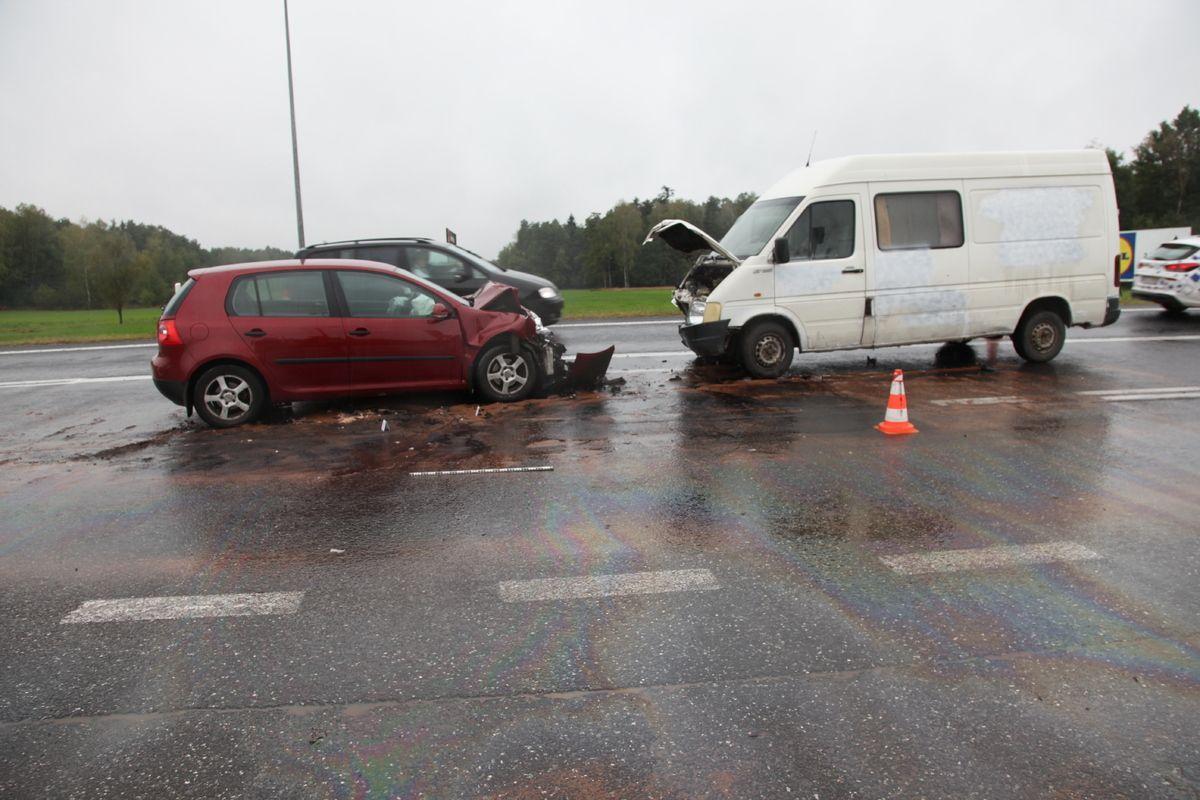  Czołowe zderzenie busa i osobowego volkswagena. 24-latek w szpitalu