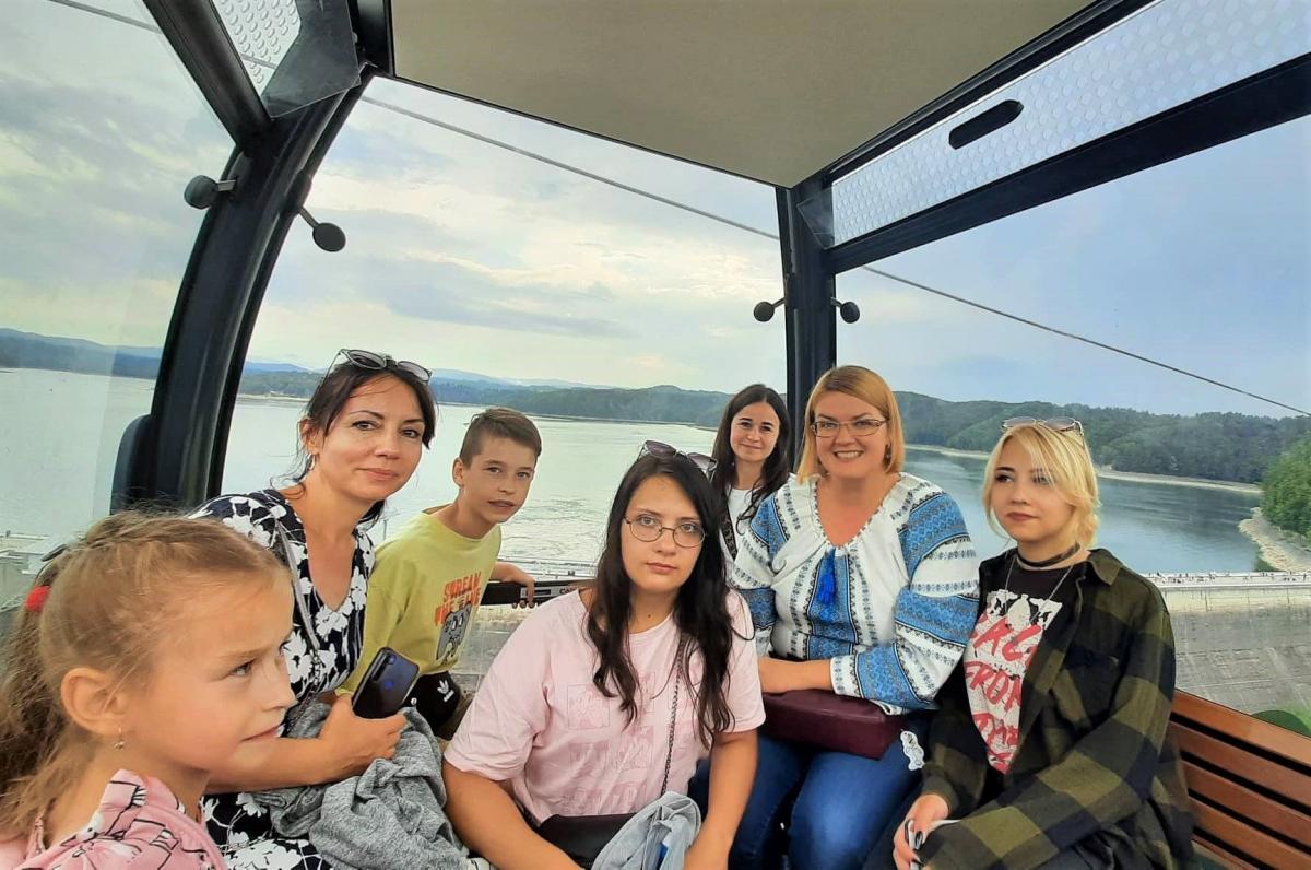 Uczą się poruszania w polskich realiach i próbują zapomnieć o wojennej traumie