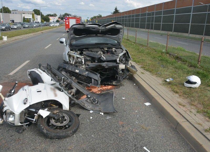 Zderzenie dwóch samochodów osobowych i motocykla [ZDJĘCIA]