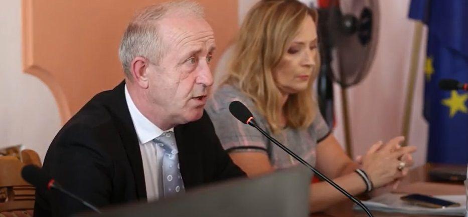 „Jak zaczną lecieć bomby, będzie za późno”. Trudne dyskusje na sesji rady miasta 
