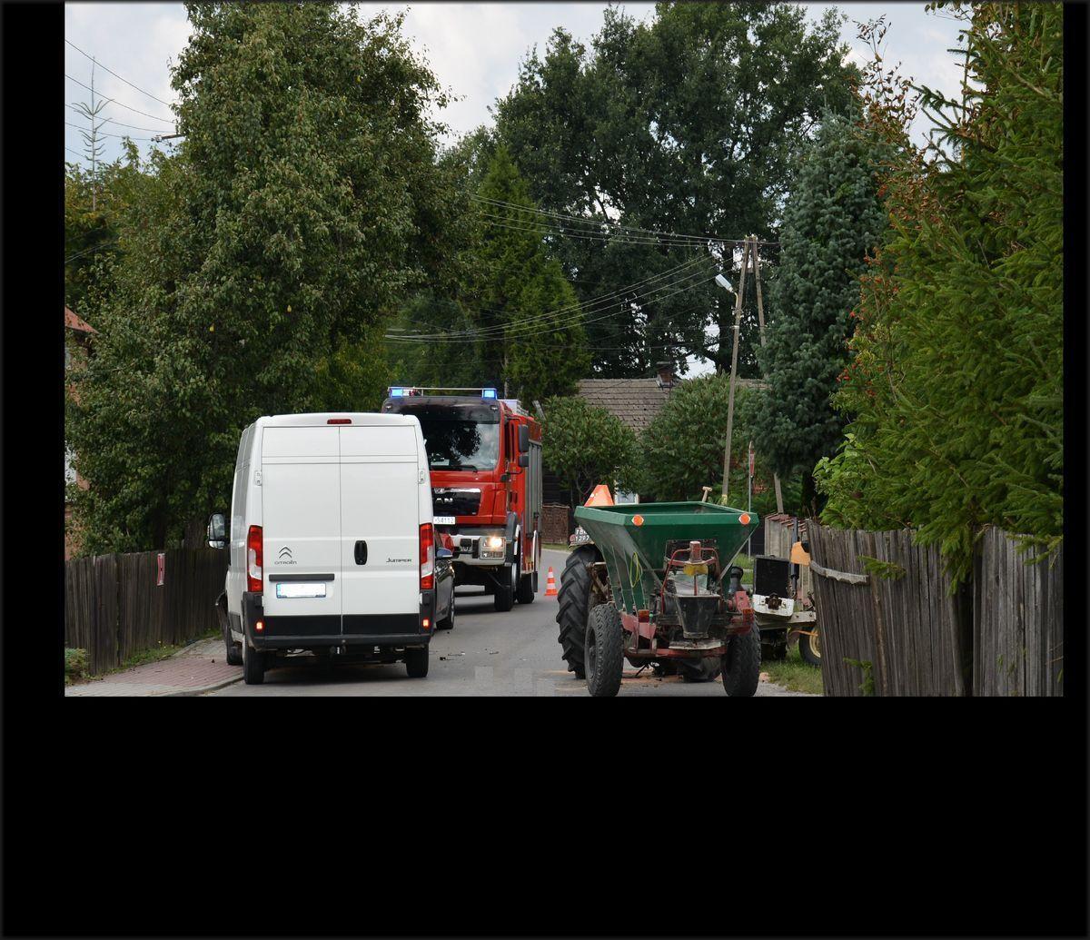 Wypadek w Cyganach: ciągnik rolniczy zderzył się z busem