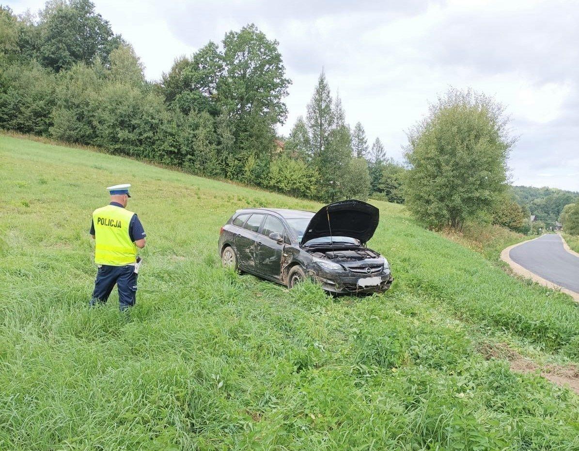 Na łuku wypadła z drogi i zjechała do rowu. Podróżowała z trójką dzieci