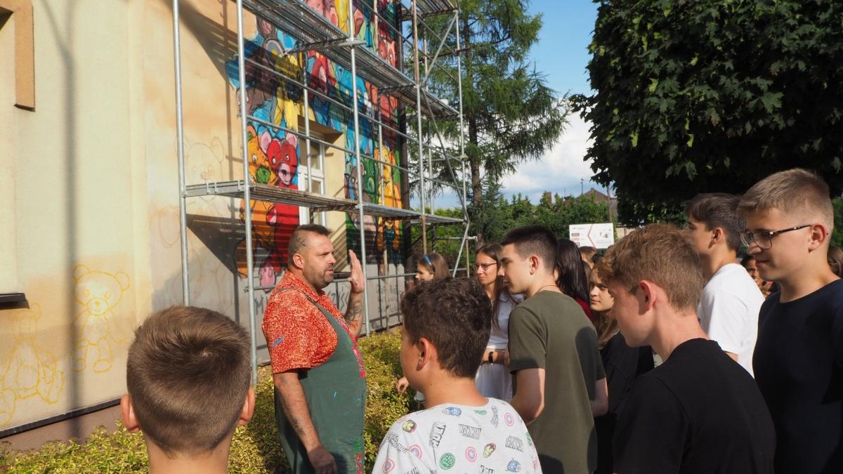 Misiowy mural nawiązaniem do zabawkarskich tradycji Cieszanowa [ZDJĘCIA]