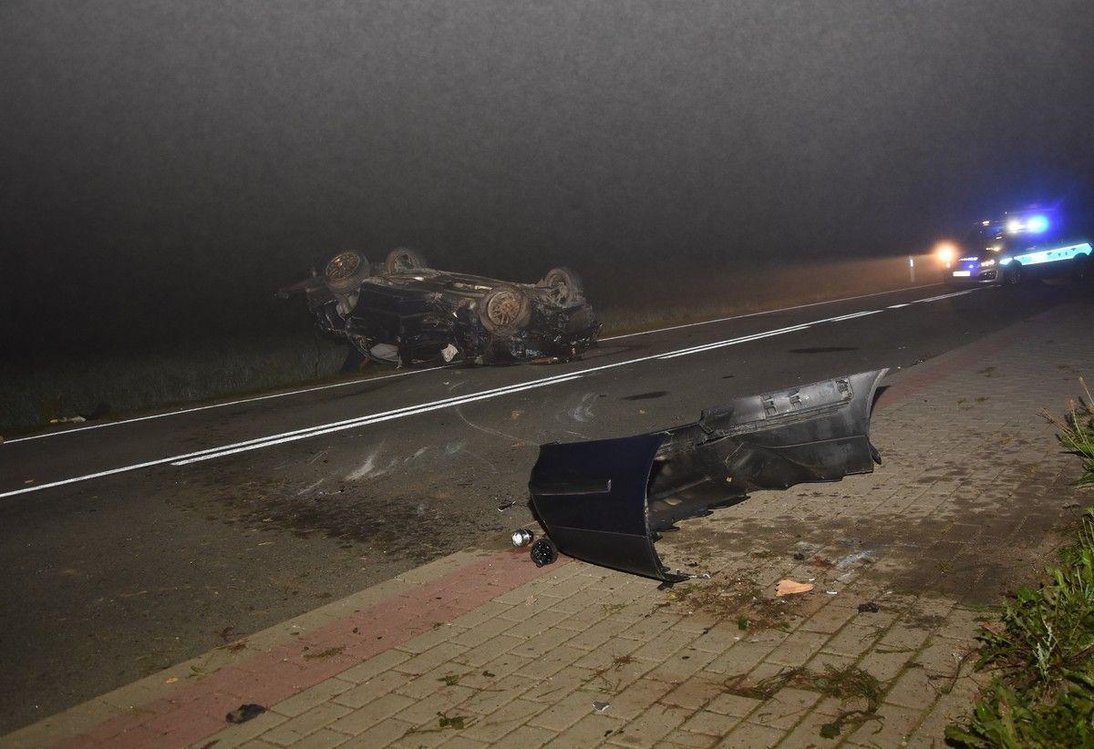 19-latek doprowadził do dachowania seata. 17-letni pasażer trafił do szpitala