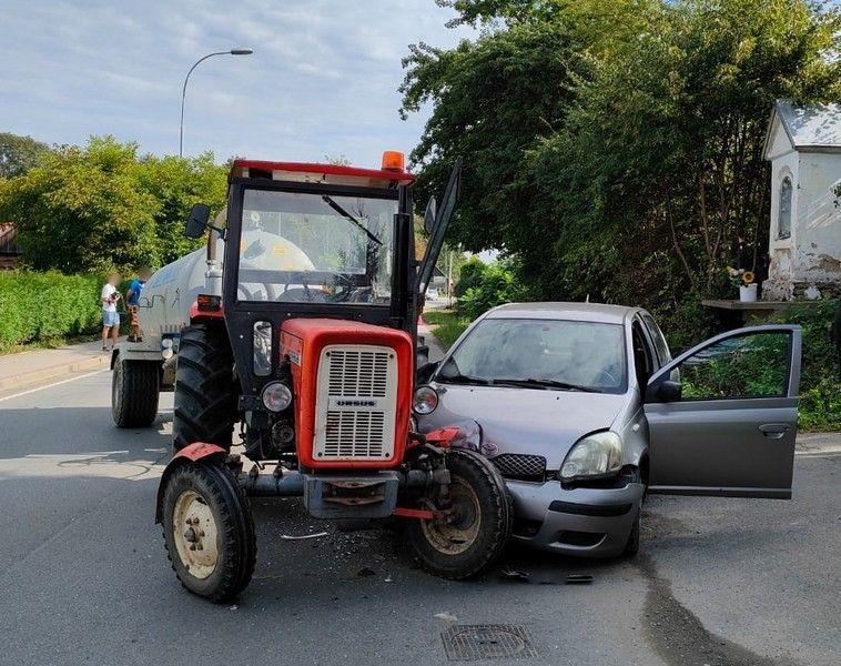 Kolizja osobowej toyoty z ciągnikiem rolniczym