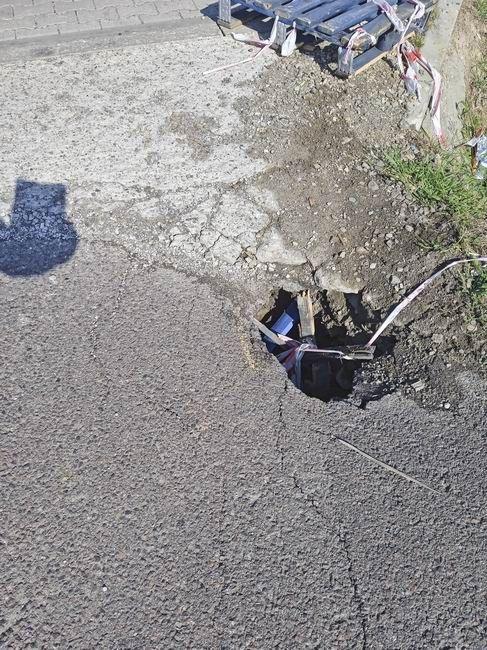 Niebezpieczna pułapka na kierowców. Kto naprawi ubytek w nawierzchni?